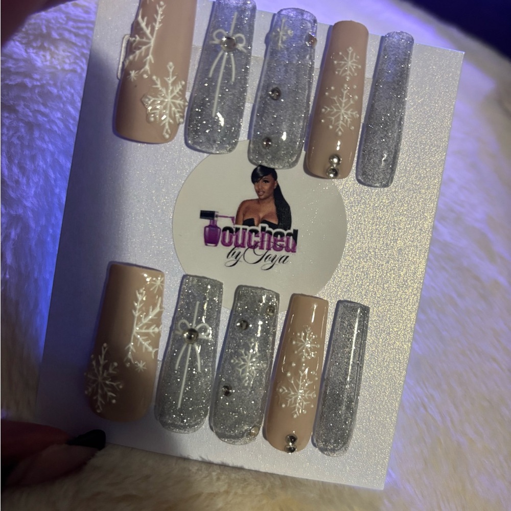 Snowflake Press-On Nails - Silver and Cream